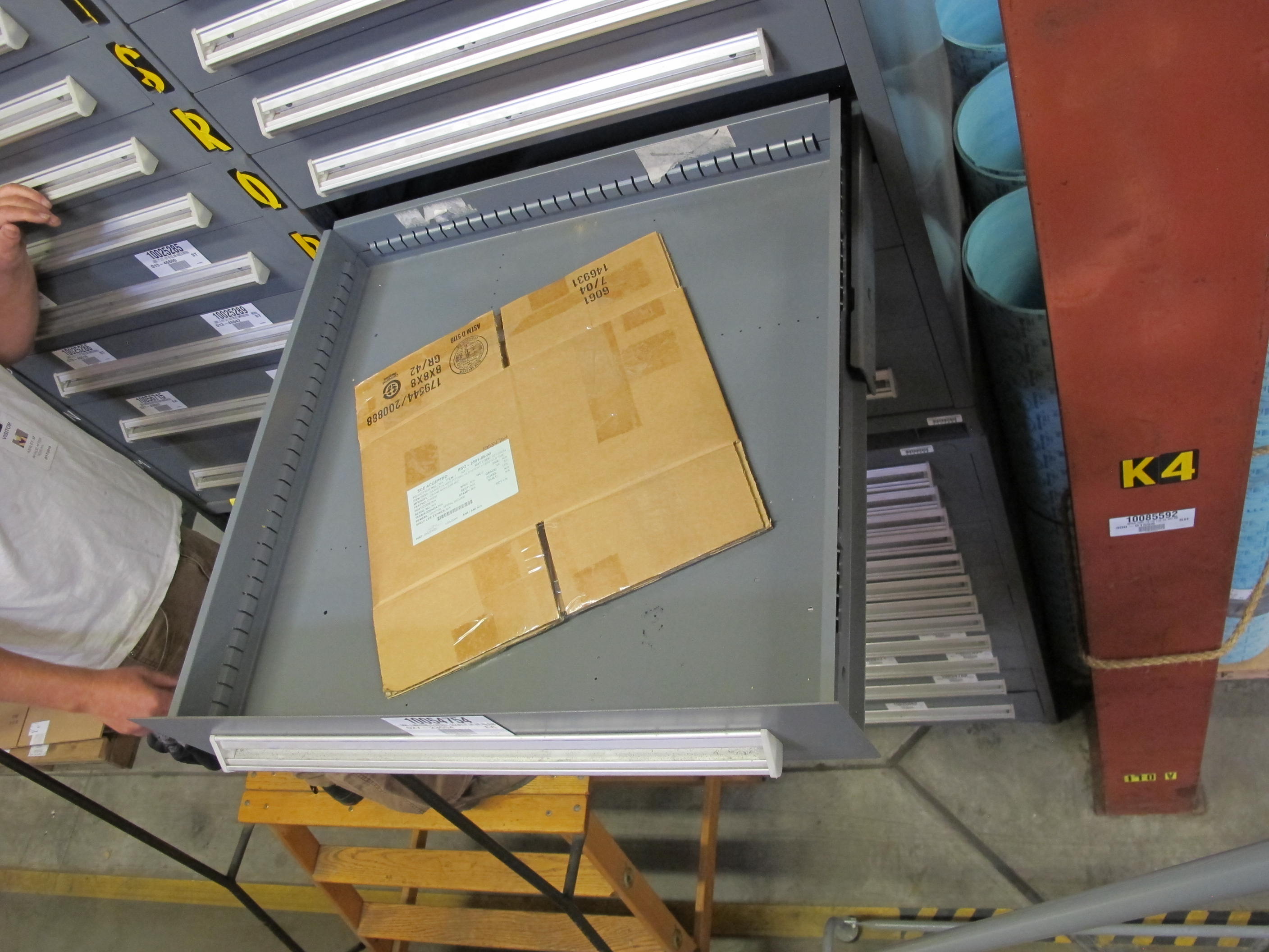 STANLEY VIDMAR HEAVY DUTY 12-DRAWER PARTS CABINET W/ CONTENTS (W-50) LOADING & HANDLING FEE $25-